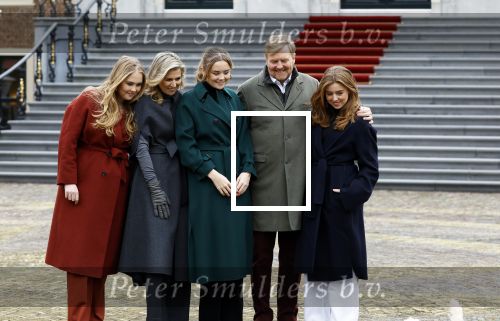 Den Haag 22 december 2023
Fotouurtje met Koning Willem Alexander Koningin Maxima Prinses Amalia Prinses Alexia Prinses Ariane en hun hondje Mambo bij Huis ten Bosch .