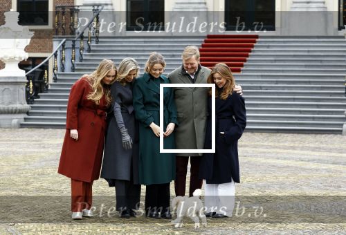 Den Haag 22 december 2023
Fotouurtje met Koning Willem Alexander Koningin Maxima Prinses Amalia Prinses Alexia Prinses Ariane en hun hondje Mambo bij Huis ten Bosch .