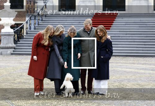 Den Haag 22 december 2023
Fotouurtje met Koning Willem Alexander Koningin Maxima Prinses Amalia Prinses Alexia Prinses Ariane en hun hondje Mambo bij Huis ten Bosch .