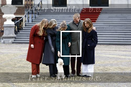 Den Haag 22 december 2023
Fotouurtje met Koning Willem Alexander Koningin Maxima Prinses Amalia Prinses Alexia Prinses Ariane en hun hondje Mambo bij Huis ten Bosch .