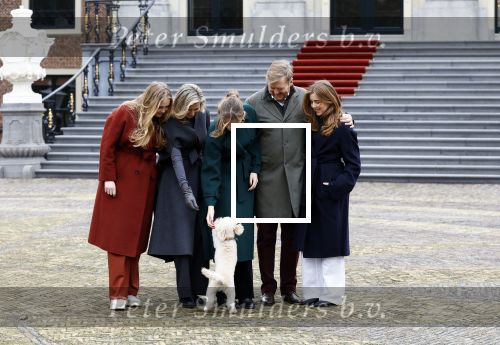 Den Haag 22 december 2023
Fotouurtje met Koning Willem Alexander Koningin Maxima Prinses Amalia Prinses Alexia Prinses Ariane en hun hondje Mambo bij Huis ten Bosch .