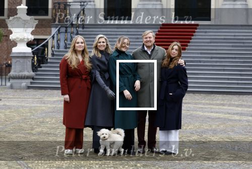 Den Haag 22 december 2023
Fotouurtje met Koning Willem Alexander Koningin Maxima Prinses Amalia Prinses Alexia Prinses Ariane en hun hondje Mambo bij Huis ten Bosch .