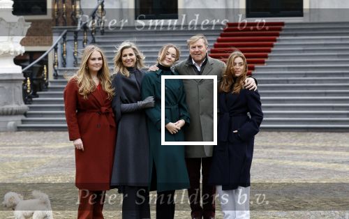 Den Haag 22 december 2023
Fotouurtje met Koning Willem Alexander Koningin Maxima Prinses Amalia Prinses Alexia Prinses Ariane en hun hondje Mambo bij Huis ten Bosch .