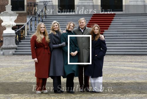 Den Haag 22 december 2023
Fotouurtje met Koning Willem Alexander Koningin Maxima Prinses Amalia Prinses Alexia Prinses Ariane en hun hondje Mambo bij Huis ten Bosch .