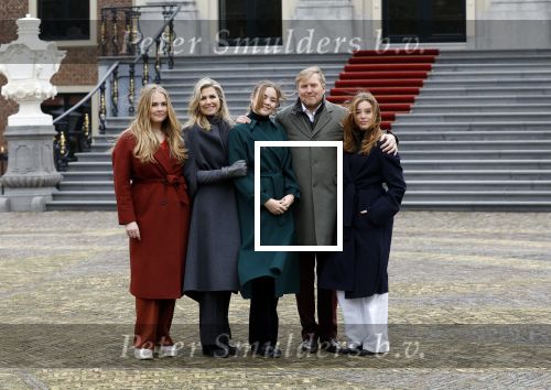 Den Haag 22 december 2023
Fotouurtje met Koning Willem Alexander Koningin Maxima Prinses Amalia Prinses Alexia Prinses Ariane en hun hondje Mambo bij Huis ten Bosch .