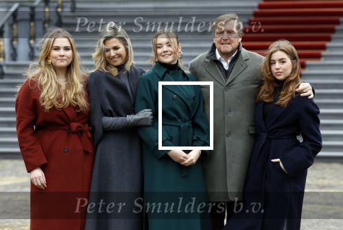 Den Haag 22 december 2023
Fotouurtje met Koning Willem Alexander Koningin Maxima Prinses Amalia Prinses Alexia Prinses Ariane en hun hondje Mambo bij Huis ten Bosch .