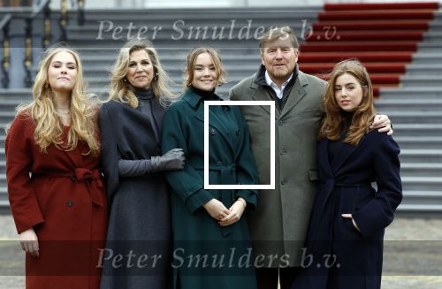 Den Haag 22 december 2023
Fotouurtje met Koning Willem Alexander Koningin Maxima Prinses Amalia Prinses Alexia Prinses Ariane en hun hondje Mambo bij Huis ten Bosch .