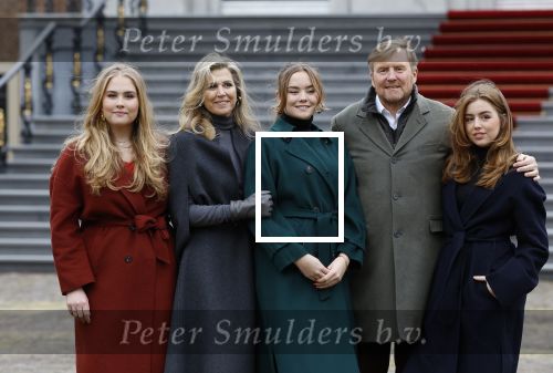 Den Haag 22 december 2023
Fotouurtje met Koning Willem Alexander Koningin Maxima Prinses Amalia Prinses Alexia Prinses Ariane en hun hondje Mambo bij Huis ten Bosch .