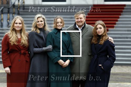 Den Haag 22 december 2023
Fotouurtje met Koning Willem Alexander Koningin Maxima Prinses Amalia Prinses Alexia Prinses Ariane en hun hondje Mambo bij Huis ten Bosch .