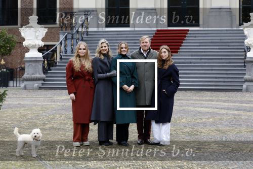 Den Haag 22 december 2023
Fotouurtje met Koning Willem Alexander Koningin Maxima Prinses Amalia Prinses Alexia Prinses Ariane en hun hondje Mambo bij Huis ten Bosch .