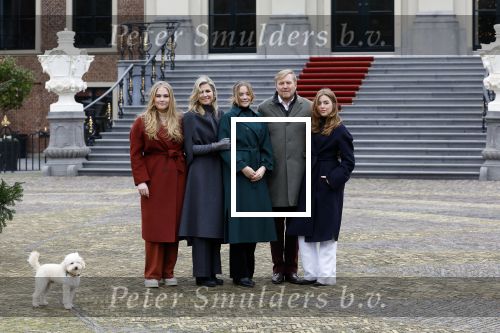 Den Haag 22 december 2023
Fotouurtje met Koning Willem Alexander Koningin Maxima Prinses Amalia Prinses Alexia Prinses Ariane en hun hondje Mambo bij Huis ten Bosch .