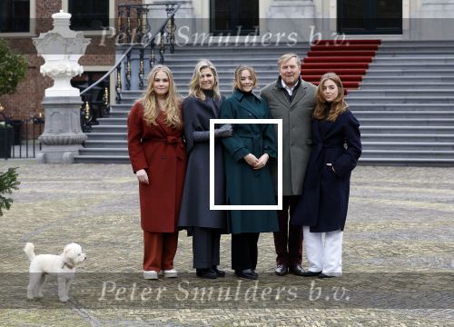 Den Haag 22 december 2023
Fotouurtje met Koning Willem Alexander Koningin Maxima Prinses Amalia Prinses Alexia Prinses Ariane en hun hondje Mambo bij Huis ten Bosch .