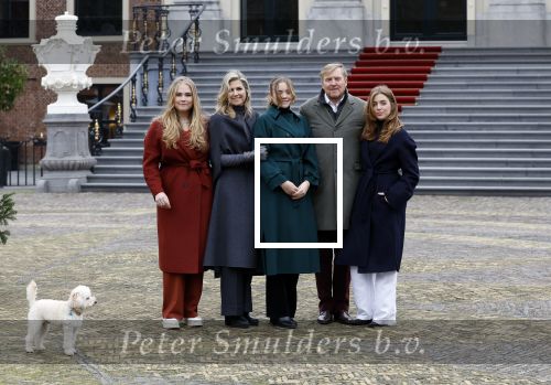Den Haag 22 december 2023
Fotouurtje met Koning Willem Alexander Koningin Maxima Prinses Amalia Prinses Alexia Prinses Ariane en hun hondje Mambo bij Huis ten Bosch .