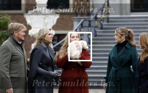 Den Haag 22 december 2023
Fotouurtje met Koning Willem Alexander Koningin Maxima Prinses Amalia Prinses Alexia Prinses Ariane en hun hondje Mambo bij Huis ten Bosch .