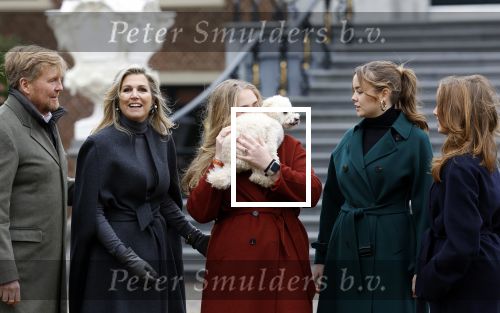 Den Haag 22 december 2023
Fotouurtje met Koning Willem Alexander Koningin Maxima Prinses Amalia Prinses Alexia Prinses Ariane en hun hondje Mambo bij Huis ten Bosch .
