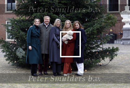 Den Haag 22 december 2023
Fotouurtje met Koning Willem Alexander Koningin Maxima Prinses Amalia Prinses Alexia Prinses Ariane en hun hondje Mambo bij Huis ten Bosch .