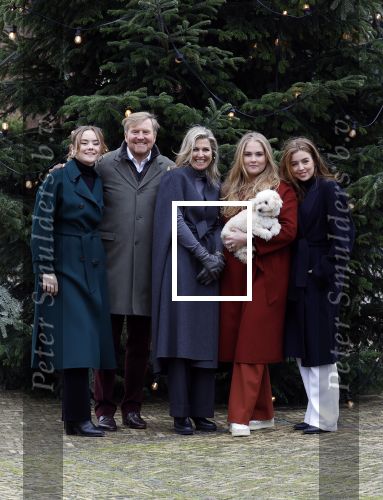 Den Haag 22 december 2023
Fotouurtje met Koning Willem Alexander Koningin Maxima Prinses Amalia Prinses Alexia Prinses Ariane en hun hondje Mambo bij Huis ten Bosch .
