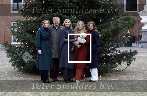 Den Haag 22 december 2023
Fotouurtje met Koning Willem Alexander Koningin Maxima Prinses Amalia Prinses Alexia Prinses Ariane en hun hondje Mambo bij Huis ten Bosch .