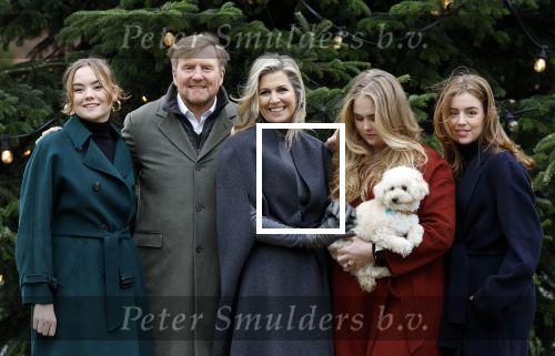Den Haag 22 december 2023
Fotouurtje met Koning Willem Alexander Koningin Maxima Prinses Amalia Prinses Alexia Prinses Ariane en hun hondje Mambo bij Huis ten Bosch .