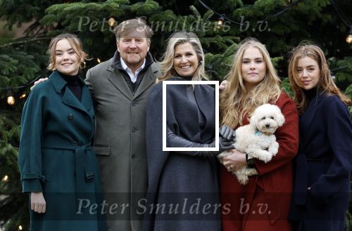 Den Haag 22 december 2023
Fotouurtje met Koning Willem Alexander Koningin Maxima Prinses Amalia Prinses Alexia Prinses Ariane en hun hondje Mambo bij Huis ten Bosch .