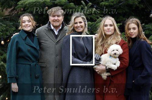 Den Haag 22 december 2023
Fotouurtje met Koning Willem Alexander Koningin Maxima Prinses Amalia Prinses Alexia Prinses Ariane en hun hondje Mambo bij Huis ten Bosch .