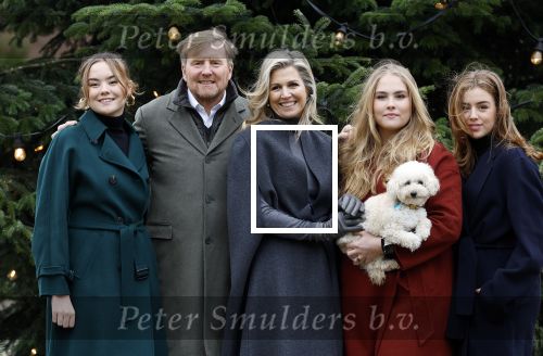 Den Haag 22 december 2023
Fotouurtje met Koning Willem Alexander Koningin Maxima Prinses Amalia Prinses Alexia Prinses Ariane en hun hondje Mambo bij Huis ten Bosch .
