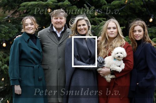 Den Haag 22 december 2023
Fotouurtje met Koning Willem Alexander Koningin Maxima Prinses Amalia Prinses Alexia Prinses Ariane en hun hondje Mambo bij Huis ten Bosch .