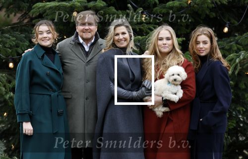 Den Haag 22 december 2023
Fotouurtje met Koning Willem Alexander Koningin Maxima Prinses Amalia Prinses Alexia Prinses Ariane en hun hondje Mambo bij Huis ten Bosch .