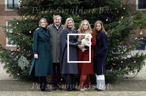 Den Haag 22 december 2023
Fotouurtje met Koning Willem Alexander Koningin Maxima Prinses Amalia Prinses Alexia Prinses Ariane en hun hondje Mambo bij Huis ten Bosch .