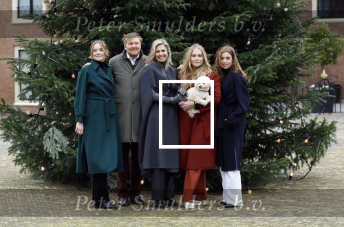 Den Haag 22 december 2023
Fotouurtje met Koning Willem Alexander Koningin Maxima Prinses Amalia Prinses Alexia Prinses Ariane en hun hondje Mambo bij Huis ten Bosch .