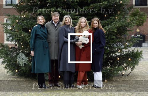 Den Haag 22 december 2023
Fotouurtje met Koning Willem Alexander Koningin Maxima Prinses Amalia Prinses Alexia Prinses Ariane en hun hondje Mambo bij Huis ten Bosch .