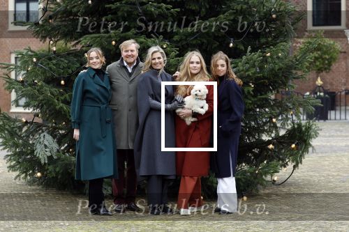 Den Haag 22 december 2023
Fotouurtje met Koning Willem Alexander Koningin Maxima Prinses Amalia Prinses Alexia Prinses Ariane en hun hondje Mambo bij Huis ten Bosch .