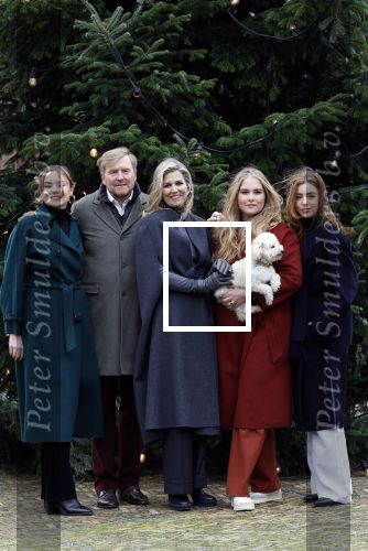 Den Haag 22 december 2023
Fotouurtje met Koning Willem Alexander Koningin Maxima Prinses Amalia Prinses Alexia Prinses Ariane en hun hondje Mambo bij Huis ten Bosch .