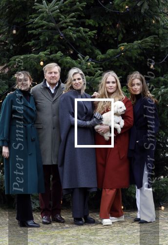 Den Haag 22 december 2023
Fotouurtje met Koning Willem Alexander Koningin Maxima Prinses Amalia Prinses Alexia Prinses Ariane en hun hondje Mambo bij Huis ten Bosch .