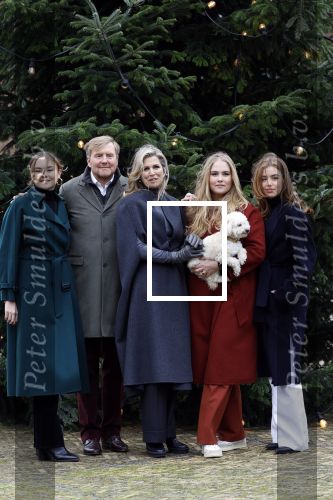 Den Haag 22 december 2023
Fotouurtje met Koning Willem Alexander Koningin Maxima Prinses Amalia Prinses Alexia Prinses Ariane en hun hondje Mambo bij Huis ten Bosch .