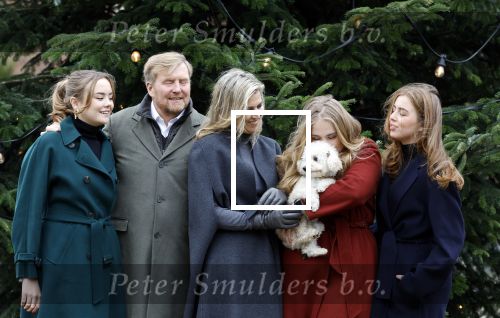 Den Haag 22 december 2023
Fotouurtje met Koning Willem Alexander Koningin Maxima Prinses Amalia Prinses Alexia Prinses Ariane en hun hondje Mambo bij Huis ten Bosch .