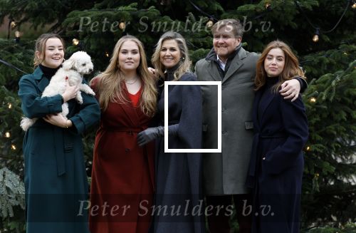 Den Haag 22 december 2023
Fotouurtje met Koning Willem Alexander Koningin Maxima Prinses Amalia Prinses Alexia Prinses Ariane en hun hondje Mambo bij Huis ten Bosch .