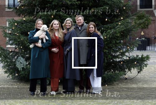 Den Haag 22 december 2023
Fotouurtje met Koning Willem Alexander Koningin Maxima Prinses Amalia Prinses Alexia Prinses Ariane en hun hondje Mambo bij Huis ten Bosch .