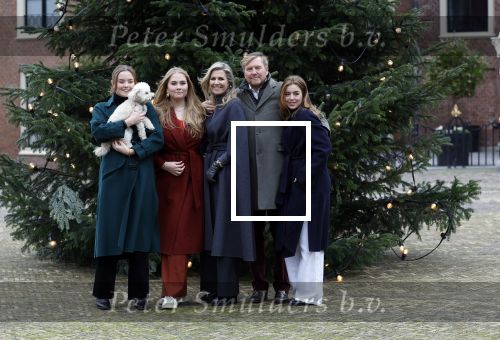 Den Haag 22 december 2023
Fotouurtje met Koning Willem Alexander Koningin Maxima Prinses Amalia Prinses Alexia Prinses Ariane en hun hondje Mambo bij Huis ten Bosch .