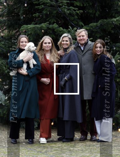 Den Haag 22 december 2023
Fotouurtje met Koning Willem Alexander Koningin Maxima Prinses Amalia Prinses Alexia Prinses Ariane en hun hondje Mambo bij Huis ten Bosch .