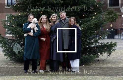 Den Haag 22 december 2023
Fotouurtje met Koning Willem Alexander Koningin Maxima Prinses Amalia Prinses Alexia Prinses Ariane en hun hondje Mambo bij Huis ten Bosch .