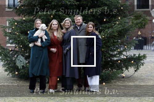 Den Haag 22 december 2023
Fotouurtje met Koning Willem Alexander Koningin Maxima Prinses Amalia Prinses Alexia Prinses Ariane en hun hondje Mambo bij Huis ten Bosch .