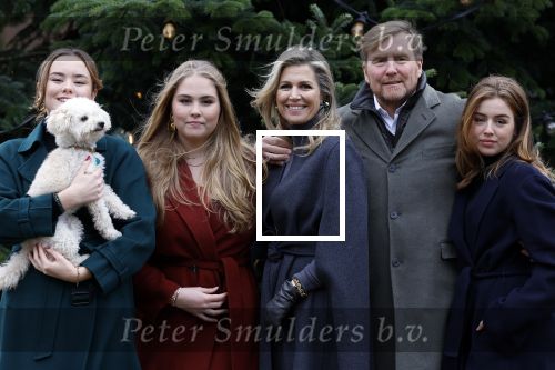 Den Haag 22 december 2023
Fotouurtje met Koning Willem Alexander Koningin Maxima Prinses Amalia Prinses Alexia Prinses Ariane en hun hondje Mambo bij Huis ten Bosch .