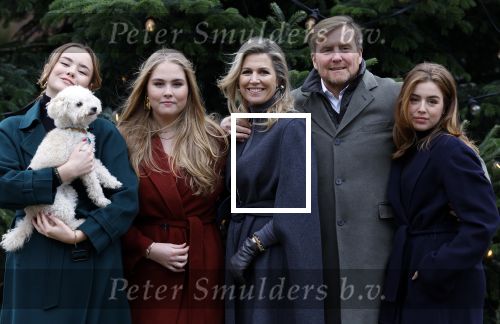 Den Haag 22 december 2023
Fotouurtje met Koning Willem Alexander Koningin Maxima Prinses Amalia Prinses Alexia Prinses Ariane en hun hondje Mambo bij Huis ten Bosch .