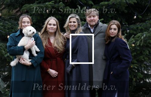 Den Haag 22 december 2023
Fotouurtje met Koning Willem Alexander Koningin Maxima Prinses Amalia Prinses Alexia Prinses Ariane en hun hondje Mambo bij Huis ten Bosch .