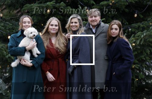 Den Haag 22 december 2023
Fotouurtje met Koning Willem Alexander Koningin Maxima Prinses Amalia Prinses Alexia Prinses Ariane en hun hondje Mambo bij Huis ten Bosch .
