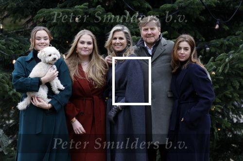 Den Haag 22 december 2023
Fotouurtje met Koning Willem Alexander Koningin Maxima Prinses Amalia Prinses Alexia Prinses Ariane en hun hondje Mambo bij Huis ten Bosch .