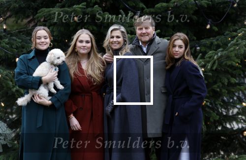 Den Haag 22 december 2023
Fotouurtje met Koning Willem Alexander Koningin Maxima Prinses Amalia Prinses Alexia Prinses Ariane en hun hondje Mambo bij Huis ten Bosch .