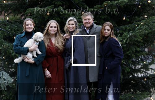 Den Haag 22 december 2023
Fotouurtje met Koning Willem Alexander Koningin Maxima Prinses Amalia Prinses Alexia Prinses Ariane en hun hondje Mambo bij Huis ten Bosch .