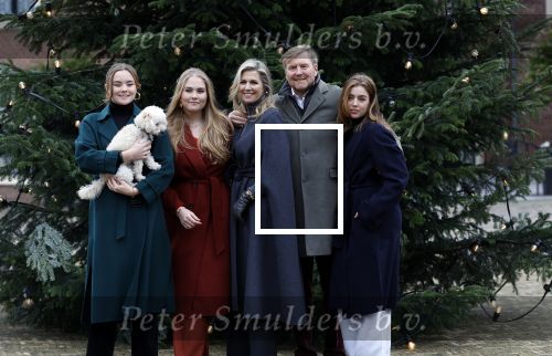 Den Haag 22 december 2023
Fotouurtje met Koning Willem Alexander Koningin Maxima Prinses Amalia Prinses Alexia Prinses Ariane en hun hondje Mambo bij Huis ten Bosch .